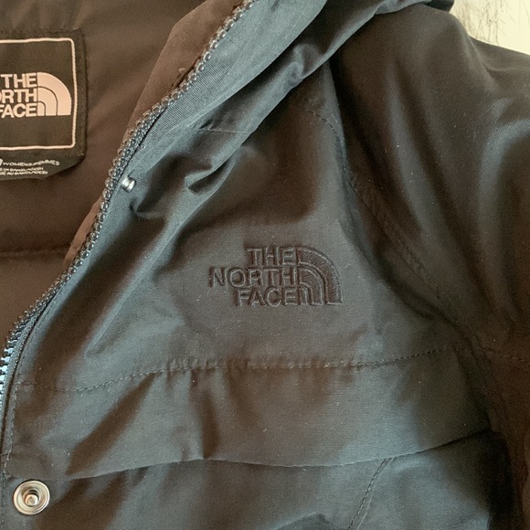 North Face women’s parka with faux fur hood. - Picture 6 of 10